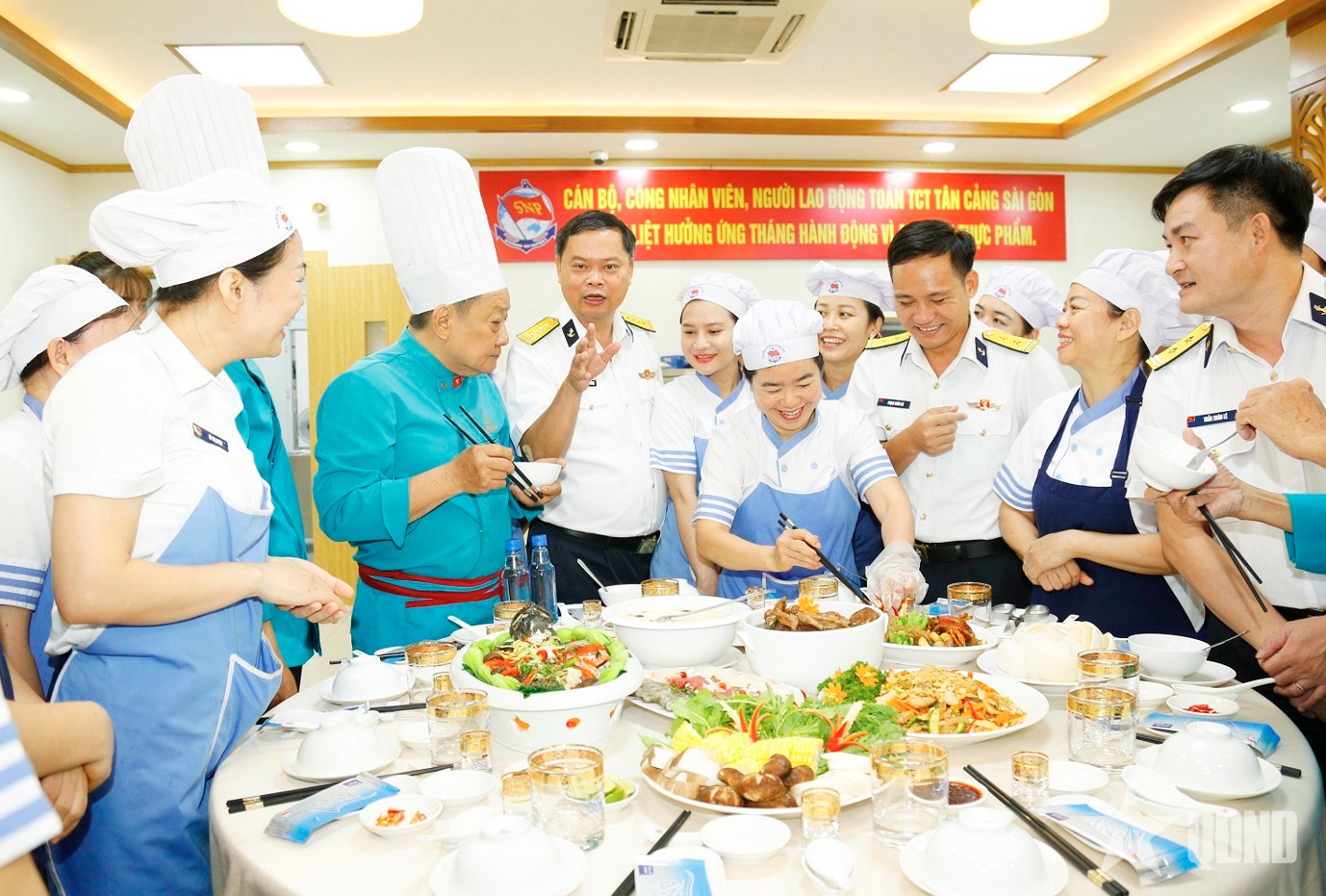 Nâng cao chất lượng bữa ăn, chăm sóc sức khỏe cán bộ, người lao động
